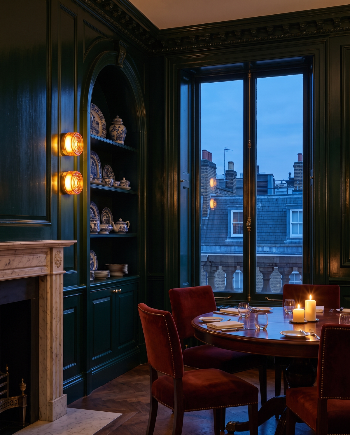 The Halo glass wall light – Dining room in the evening, London hotel
