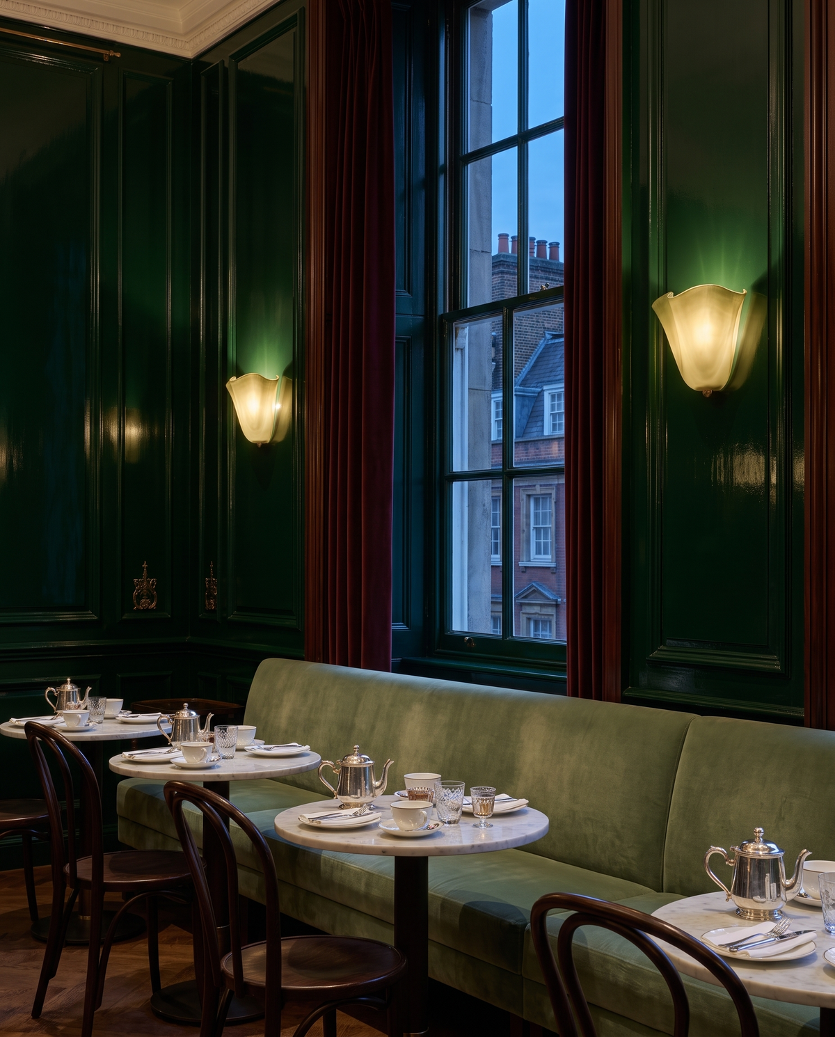 The Petal glass wall light – Breakfast room, London hotel