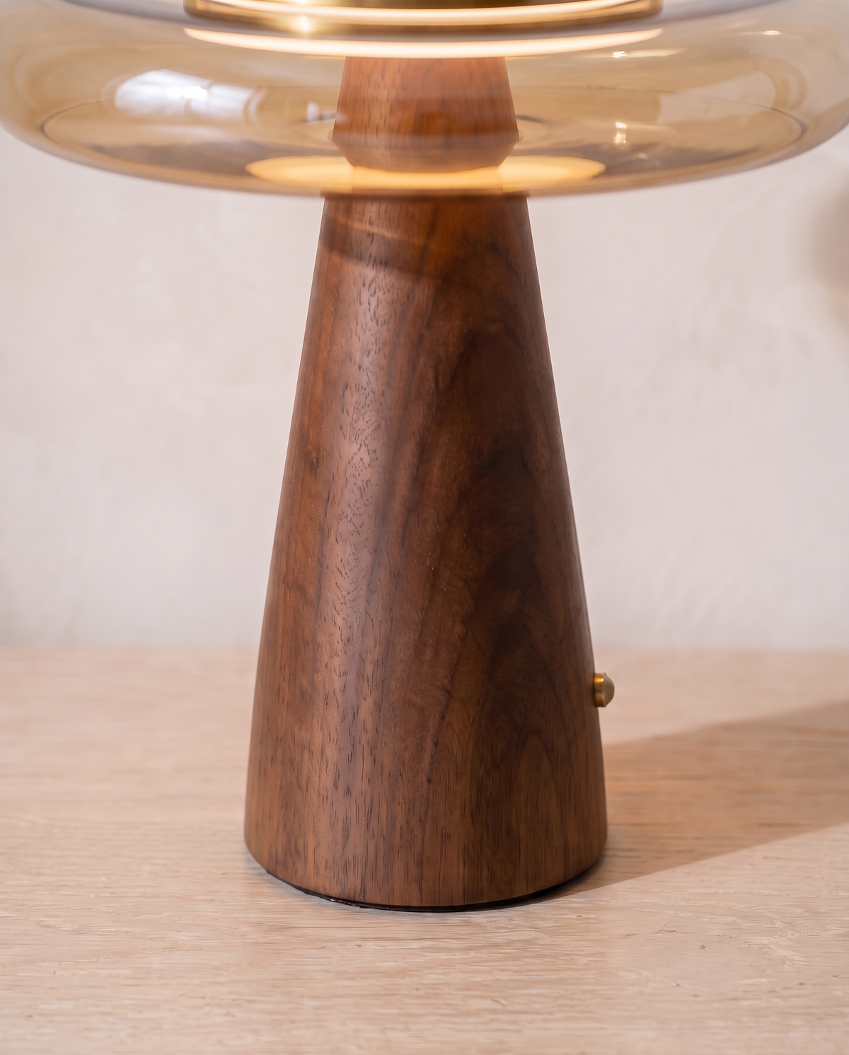 The Dovetail walnut table lamp – Close-up detail