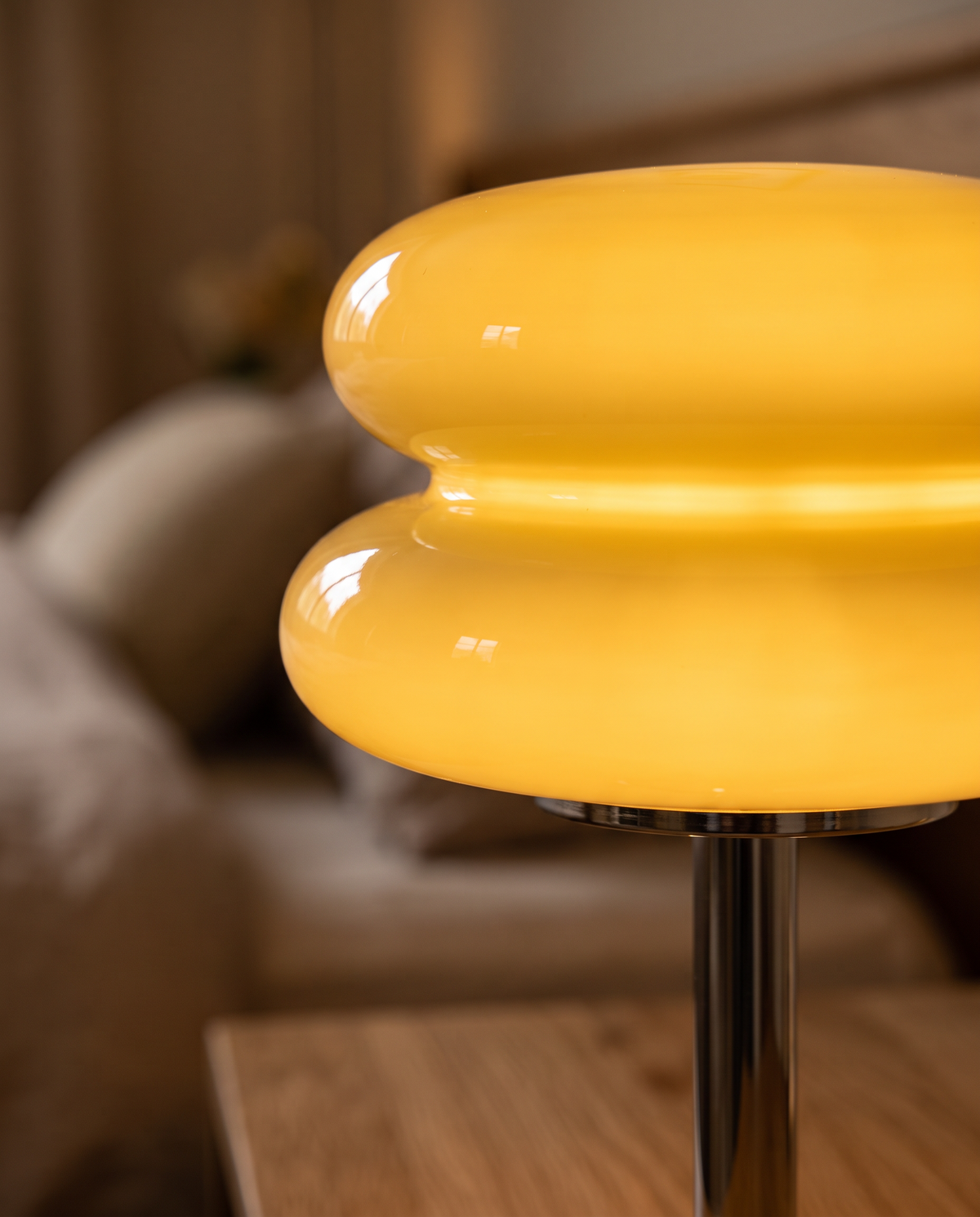 Close-up of the glossy two-layer glass shade of The Fondant in Lemon