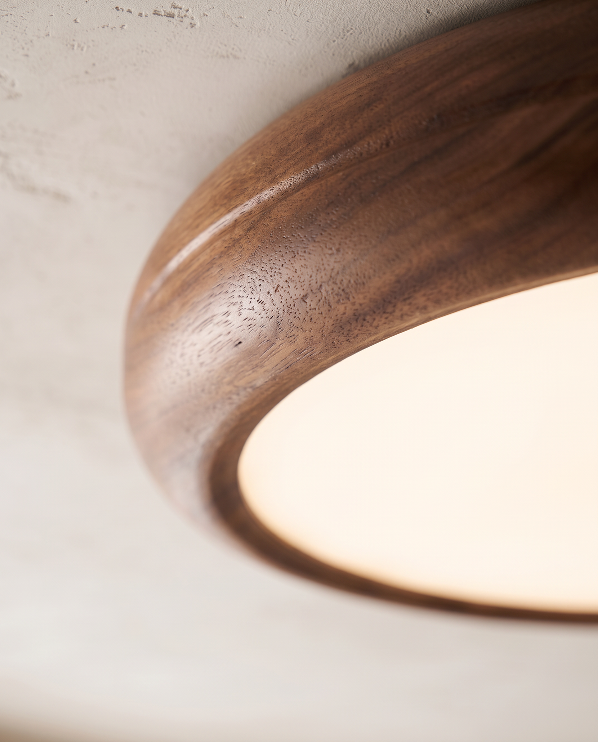 Close-up of the rounded wood-effect rim of The Tambour