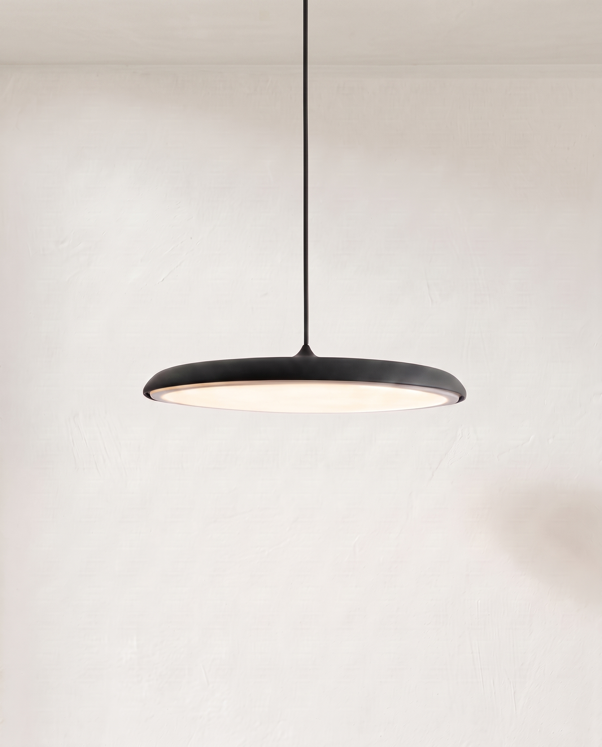 The Wafer Pendant – Black, 25 cm, flat disc LED pendant